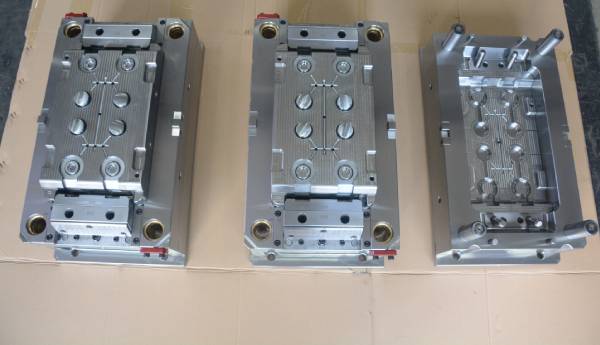 塑膠包鐵件模具