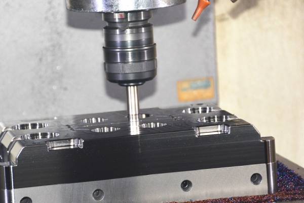 塑膠包五金件模具 塑膠包五金件模具